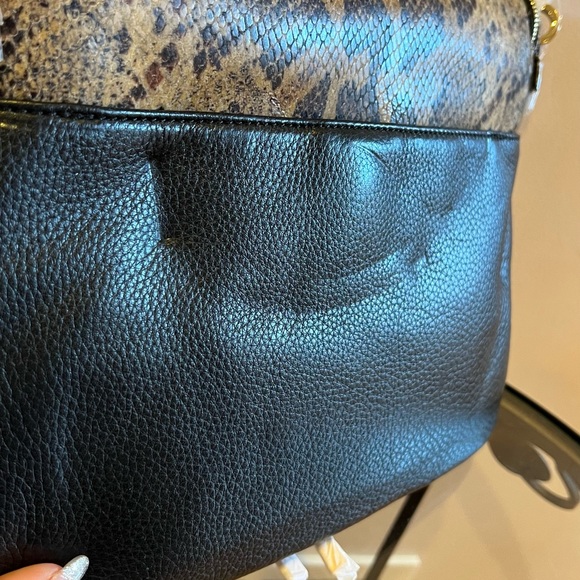 Ultimate RFID Theft-Proof Crossbody Bag - Picture 8 of 14